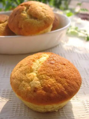 簡單易學(xué)的香蕉小蛋糕做法，特別的香甜！